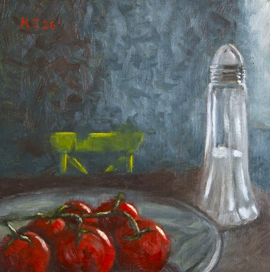 Kirschtomaten auf einem grauen Teller. Deneben ein Salzstreuer und im petrolfarbenen Hintergrund eine gelbe Stuhllehne.