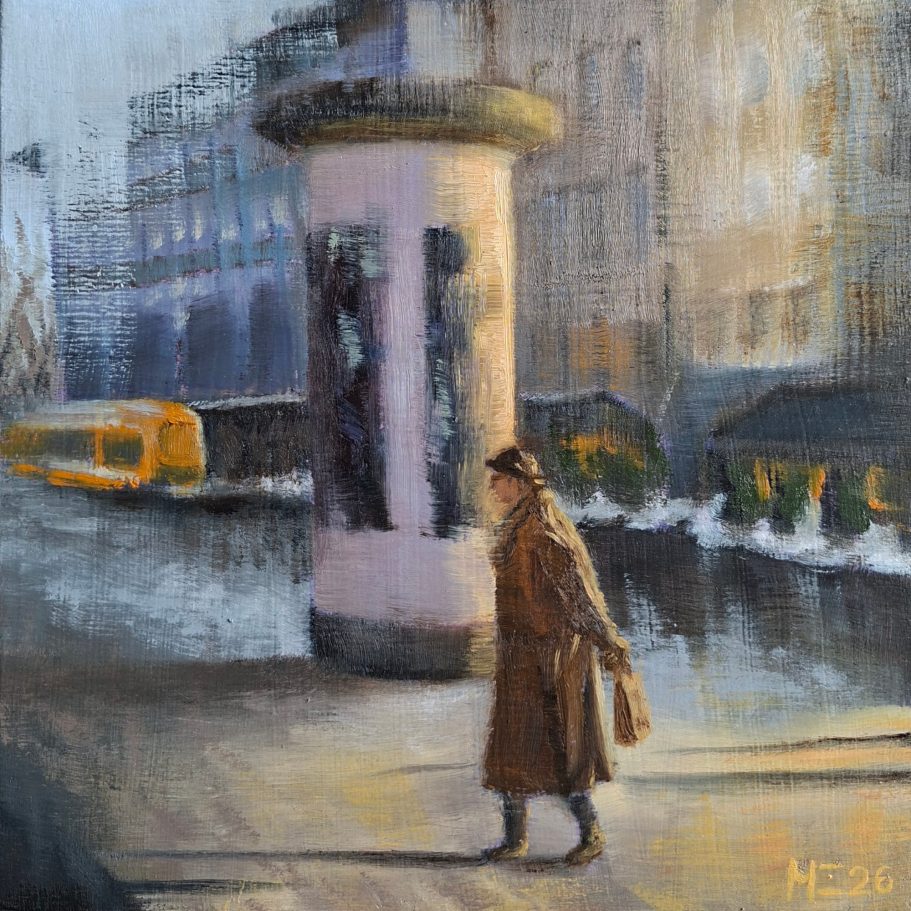 Ein älterer Herr geht vor einer Litfaßsäule in der Innenstadt her. Im Hintergrund eine Straßenbahn, in seiner Hand eine Tasche.