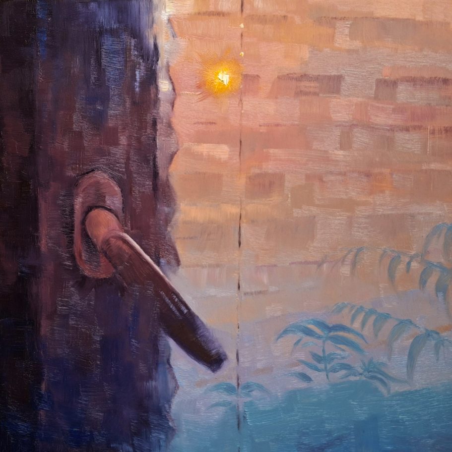 Eine Balkontür mit querstehendem Griff. Durch das halbtransparente Rollo erkennt man die Abendsonne sowie die Blätter einiger Balkonpflanzen