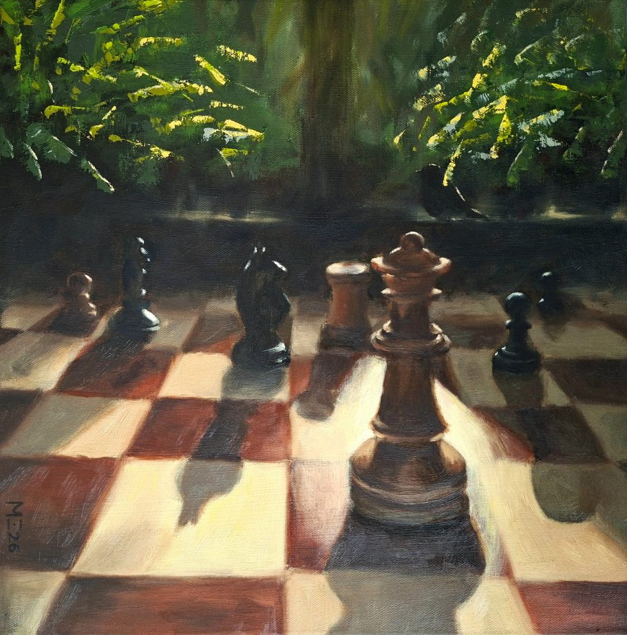 Ein Schachspiel im Freien. Die Figuren werfen lange Schatten, im Hintergrund Pflanzen.