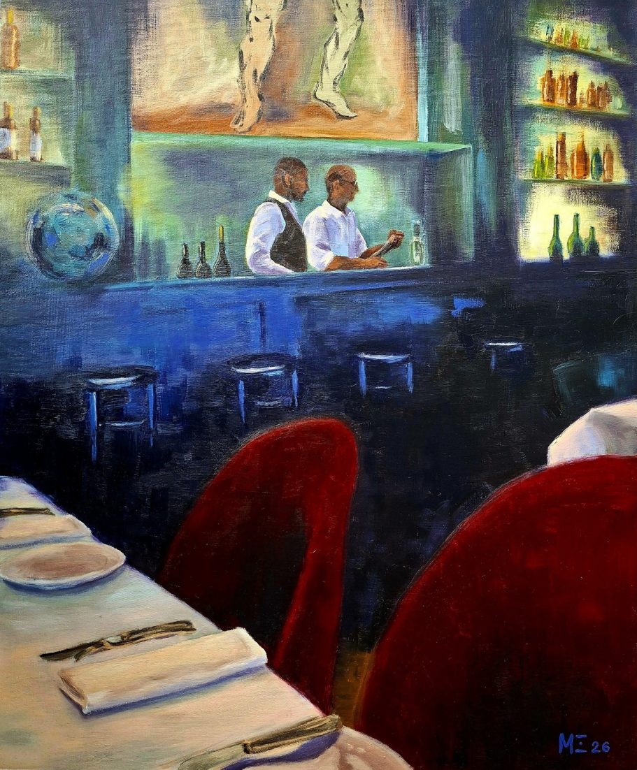 Restaurant mir gedecktem Tisch und roten Stühlen im Vordergrund und Bar mit zwei Mitarbeitern im Hintergrund