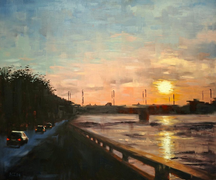 Eine Brücke über den Neckar in der untergehenden Sonne. Am Ufer eine Straße, auf der Autos fahren. Die Sonne spiegelt sich im Fluss.