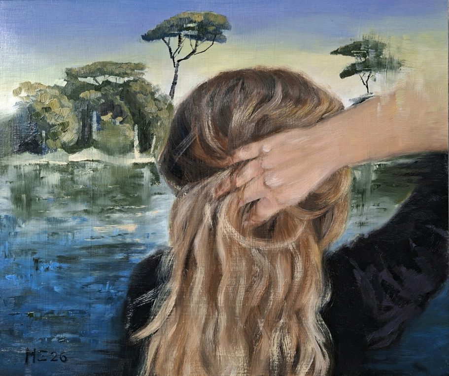 See der Villa Borghese. Im Vordergrund eine Frau von hinten, die mit der Hand durch die Haare fährt (aus Entspannung? Ratlosigkeit?)