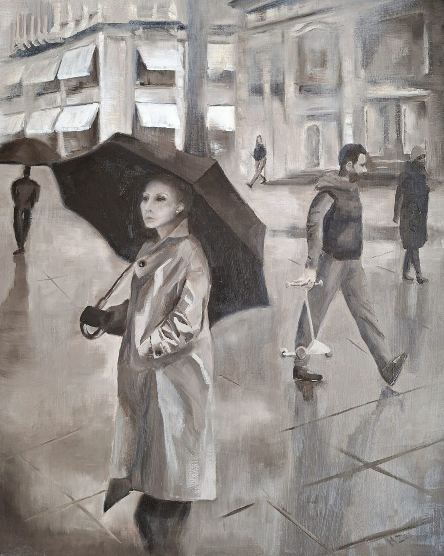 Fußgängerzone bei Regenwetter in sepia. Frau mit Regenschirm im Vordergrund, im Hintergrund 4 weitere Leute sowie 2 Gebäude.